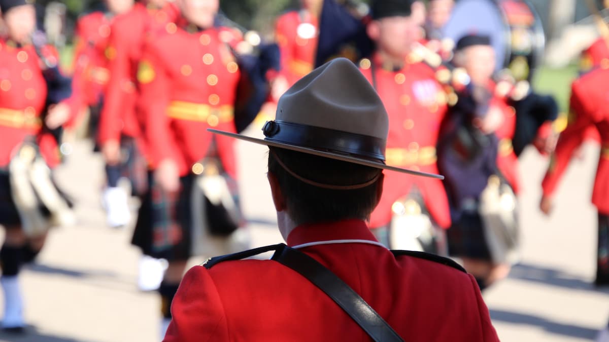 Rassemblement d'agents de la Gendarmerie royale du Canada à Regina. La commissaire Brenda Lucki est de dos.