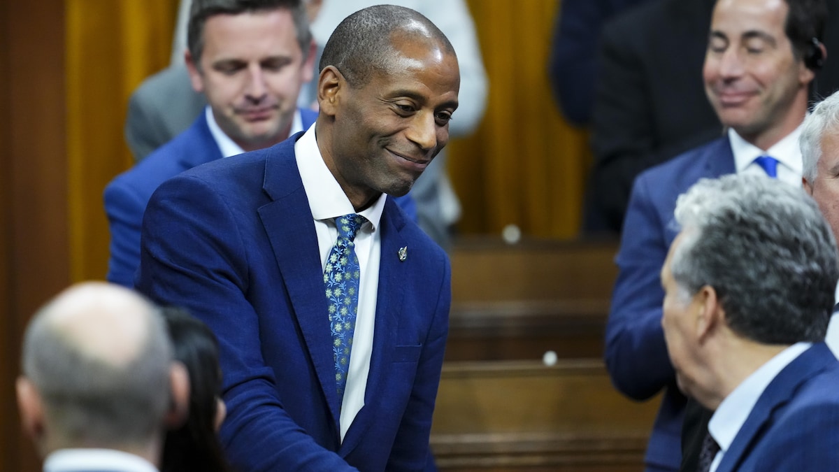 Greg Fergus serre une main à la Chambre des communes.