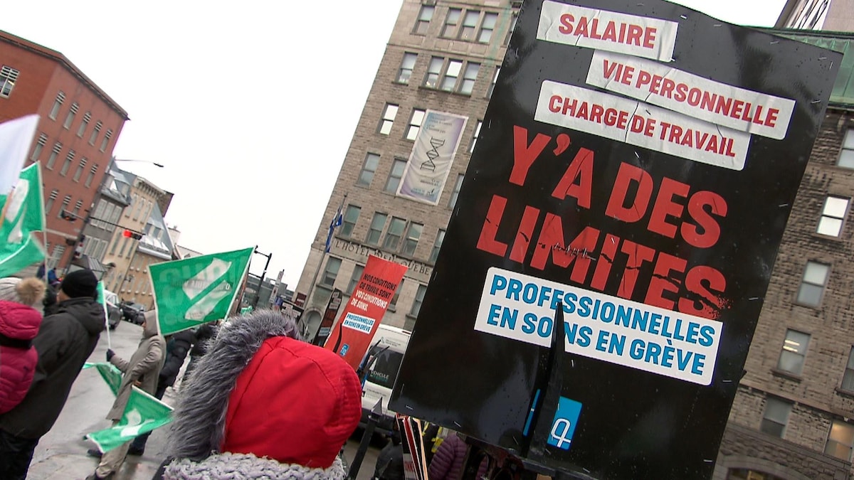 Une pancarte où on peut lire « Salaire, vie personnelle, charge de travail. Y'a des limites. Professionnelles en soins en grève »