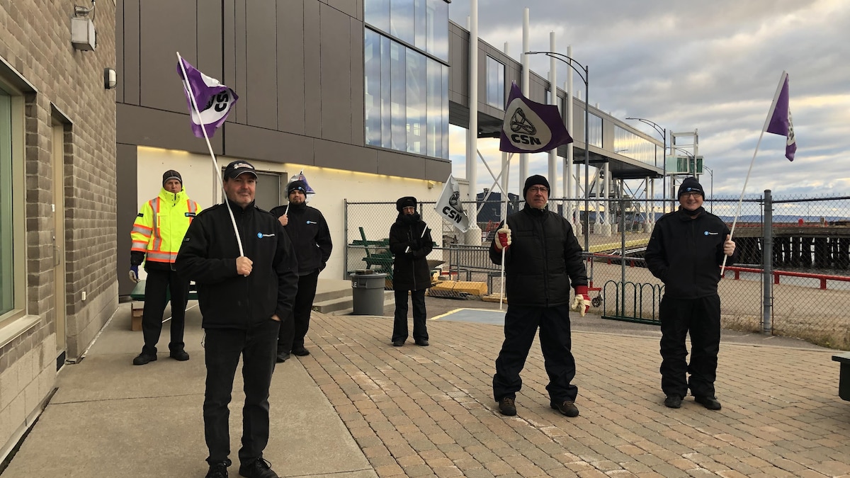 Des employés de la STQ avec des piquets de grève au débarcadère de Baie-Comeau.