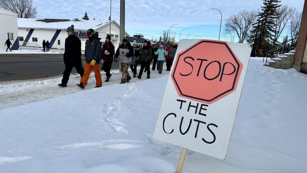 Des membres de la Fédérations des enseignants de la Saskatchewan manifestent à North Battleford, le 16 févier 2024.
