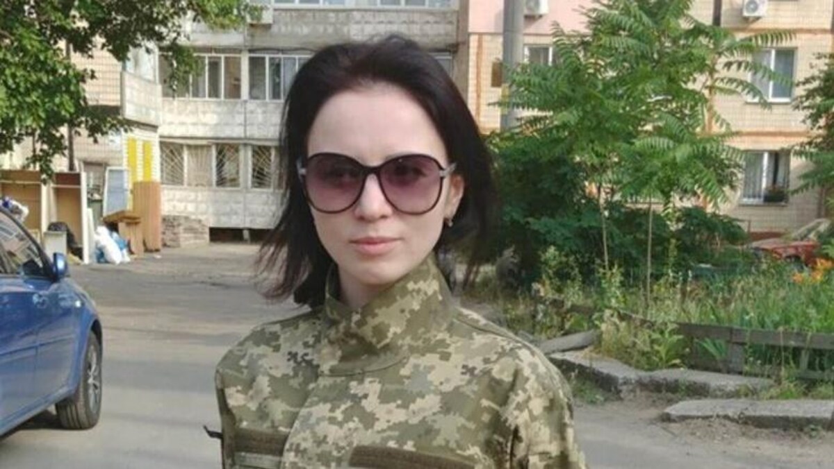 Olha Usov pose devant un immeuble à Dnipro, en Ukraine.