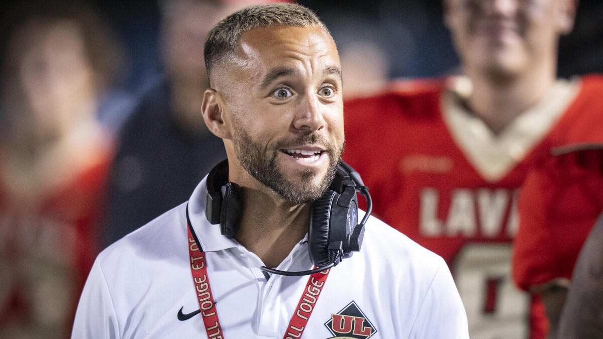 Guillaume Rioux sur les lignes de côté durant un match. 