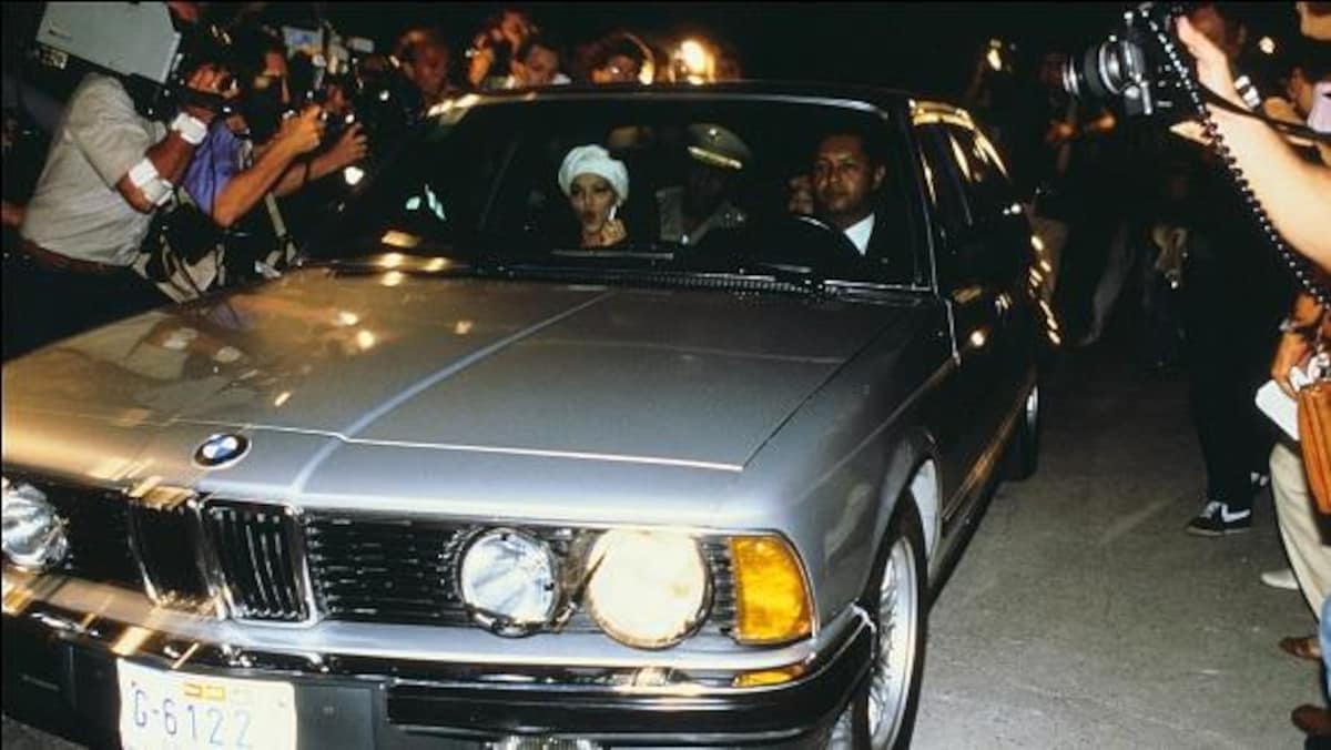 Les Duvalier dans une voiture de luxe.