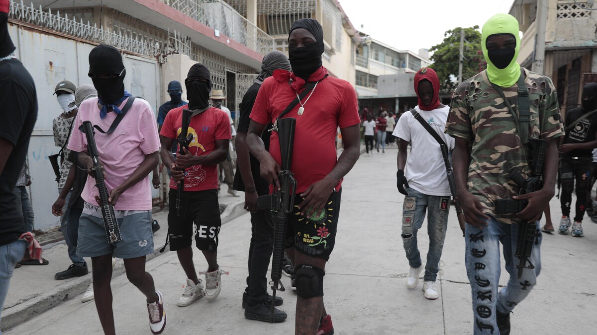 Des hommes armés marchent dans la capitale.