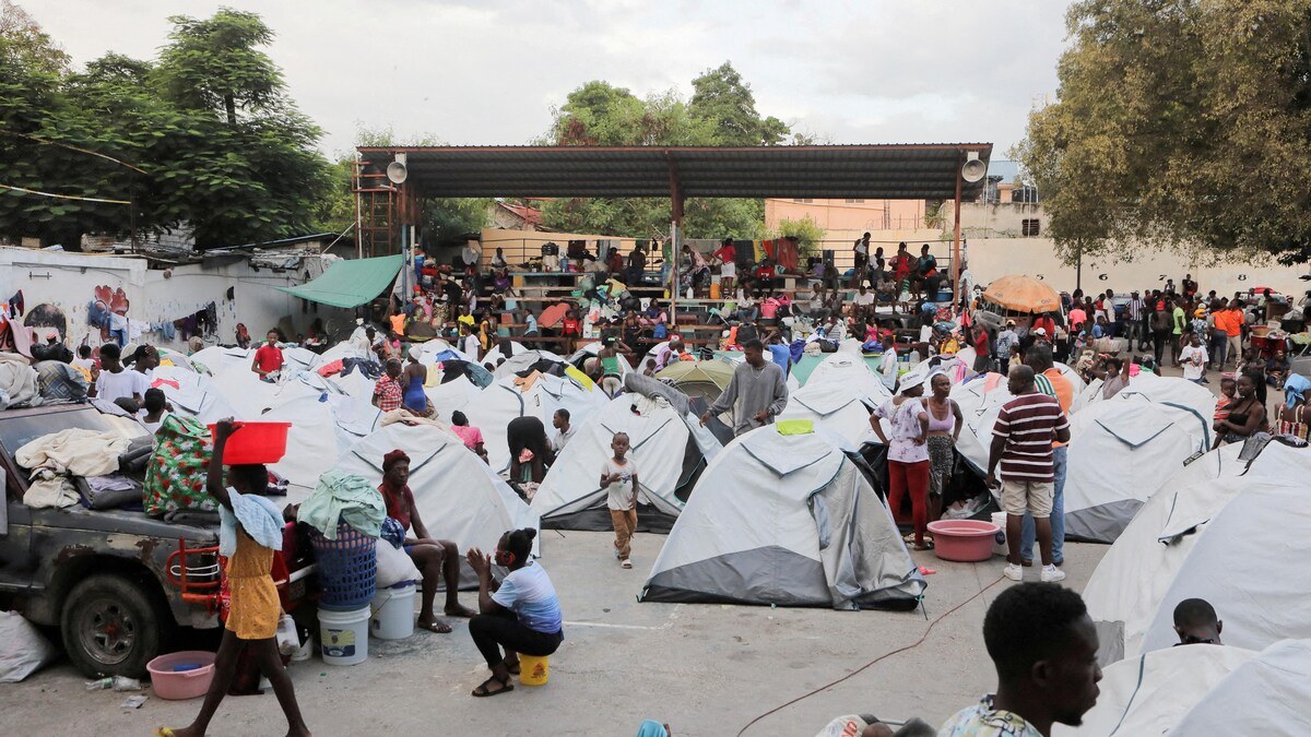 Des Haïtiens réfugiés dans un espace public pour fuir la violence.