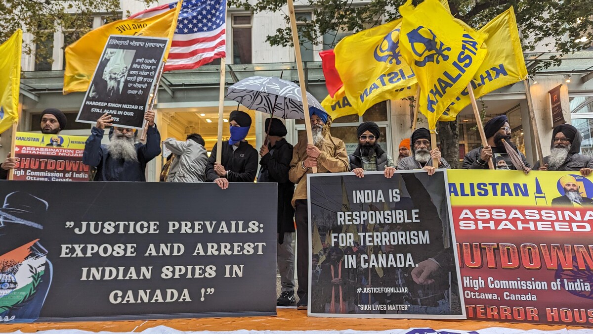 Des manifestants brandissent notamment des drapeaux en soutien à la création du Khalistan. 