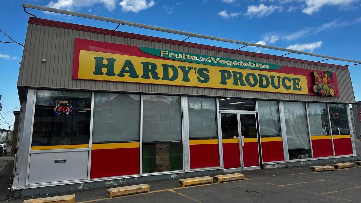 La devanture commerciale du Hardy’s Produce, un commerce de fruits et de légumes. 
