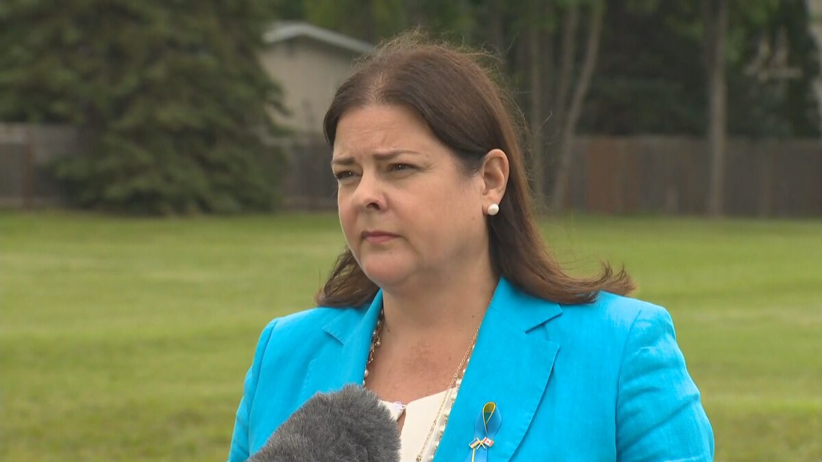 Heather Stefanson, première ministre du Manitoba se tient debout pour faire un discours. 