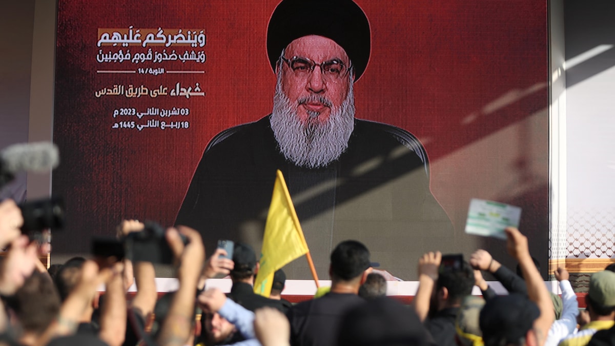 Le chef du Hezbollah libanais Sayyed Hassan Nasrallah apparaît sur un écran au moment où il s'adresse à ses partisans lors d'une cérémonie en l'honneur des combattants tués lors de la récente escalade avec Israël dans la banlieue sud de Beyrouth, au Liban, le 3 novembre 2023.