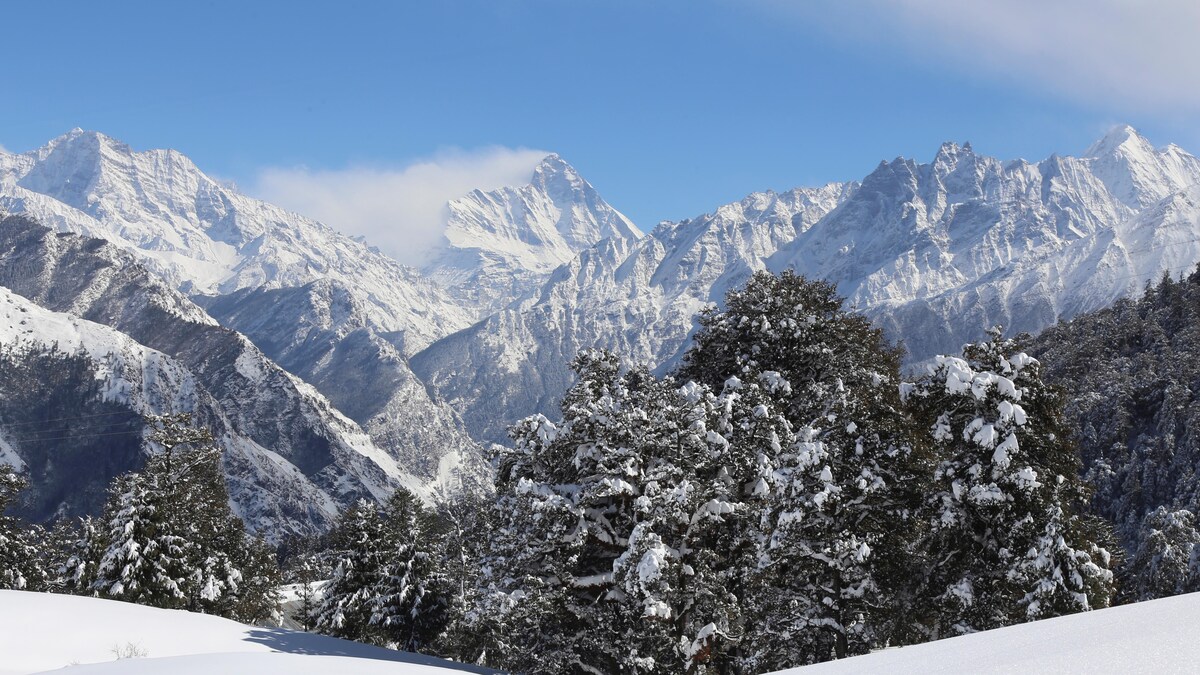 La montagne enneigée de Nanda Devi vue de la ville d'Auli, dans l'État d'Uttarakhand, au nord de l'Himalaya, en Inde, le 24 janvier 2019.