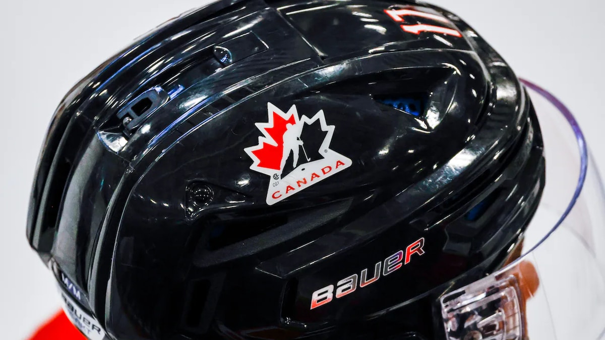 Gros plan sur un casque de hockey noir, avec le logo d'Hockey Canada