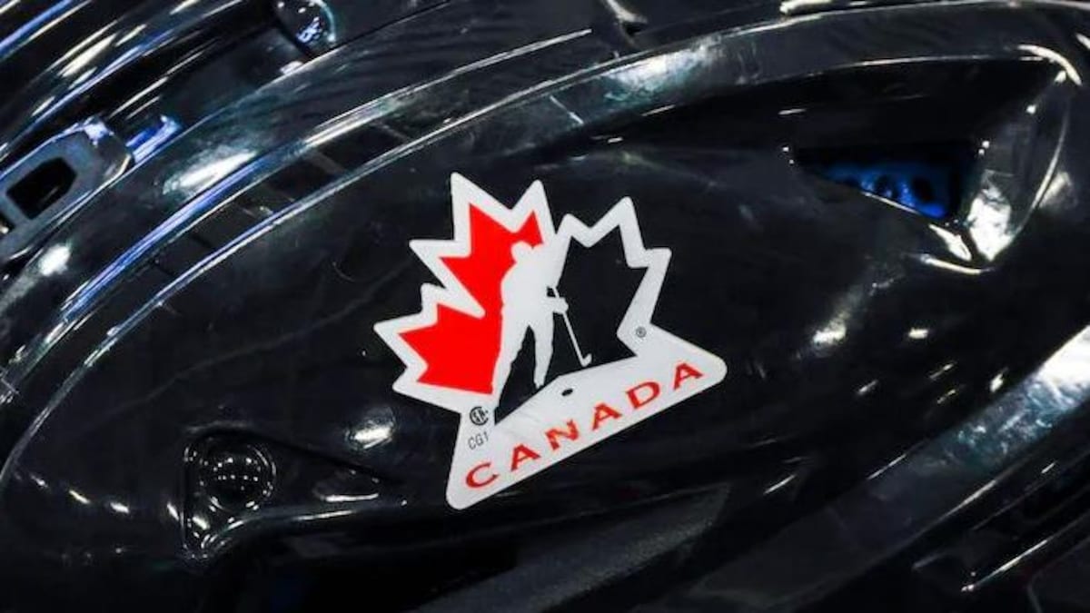 Un gros plan du logo de Hockey Canada sur le casque d'un joueur. 