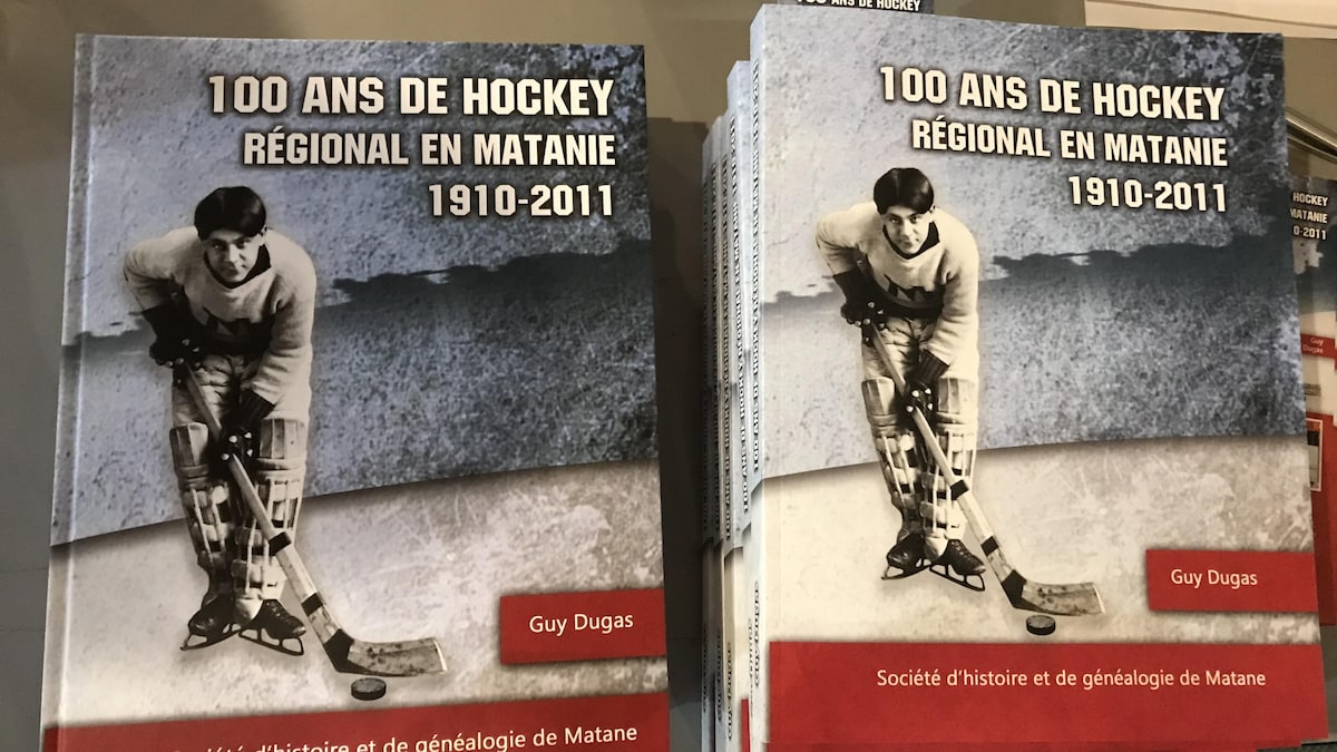 Une pile de livre avec comme illustration un joueur de hockey en noir et blanc tenant un bâton.