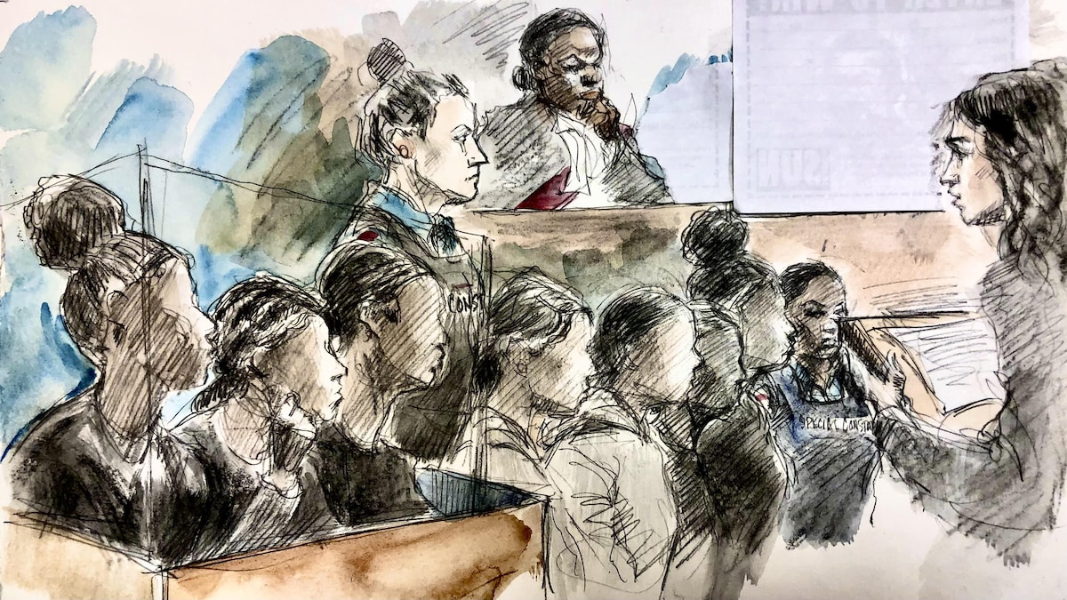 Une illustration judiciaire de sept des huit prévenues dans le box des accusés.