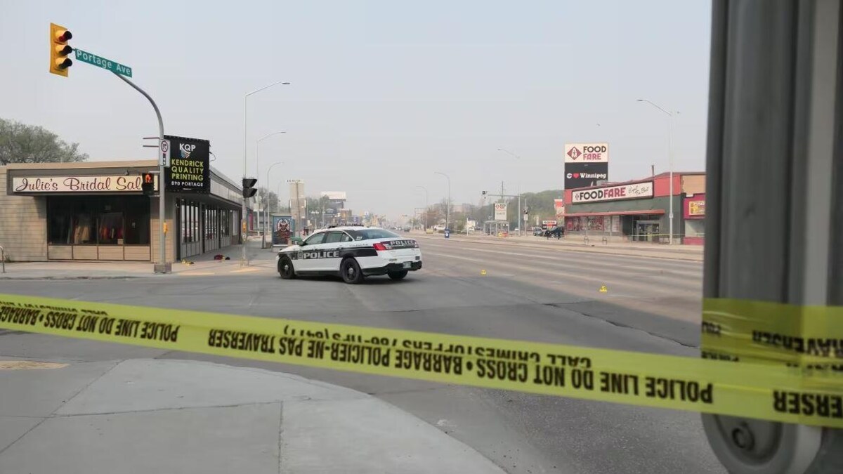Une intersection où on voit Portage en haut, avec des marqueurs de la police le 12 mai 2024 à Winnipeg.