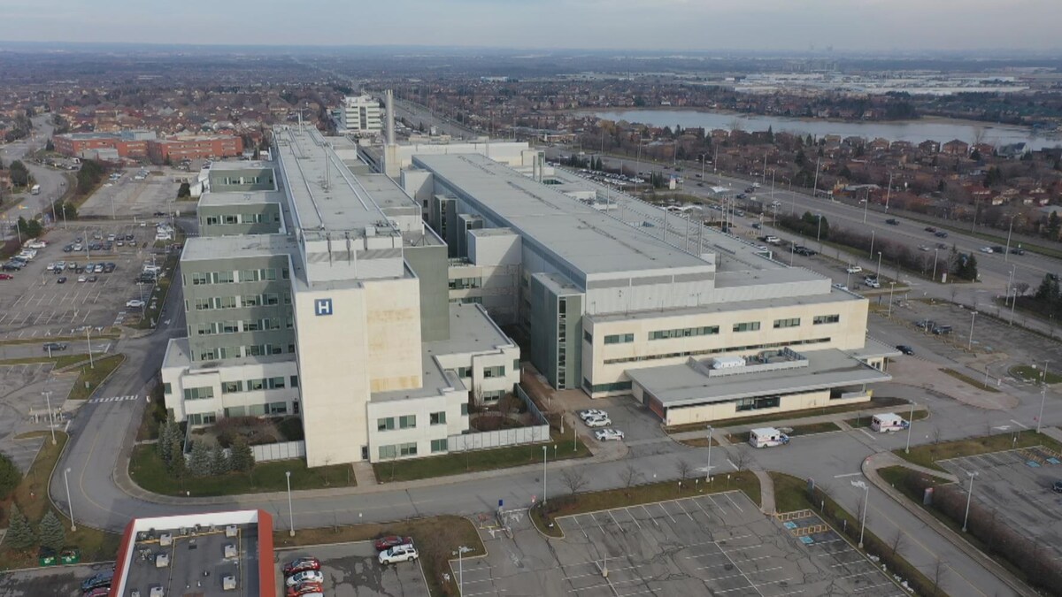 Vue aérienne de l'hôpital Brampton Civic. Au loin, on voit la ville s'étaler.