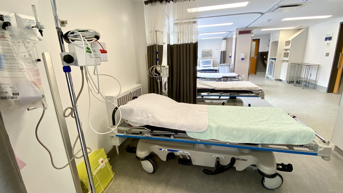 Des lits d'hôpital dans une pièce.