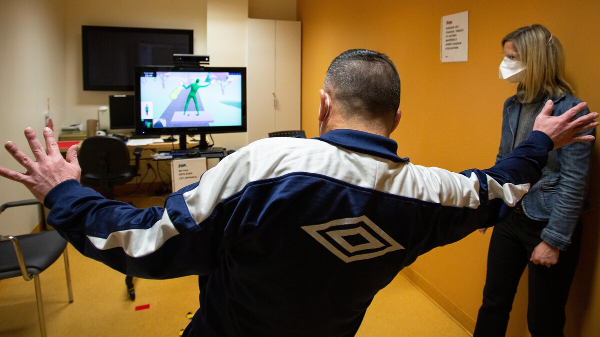 Un patient de l’Hôpital juif de réadaptation (HJR) effectue un exercice de réalité virtuelle.