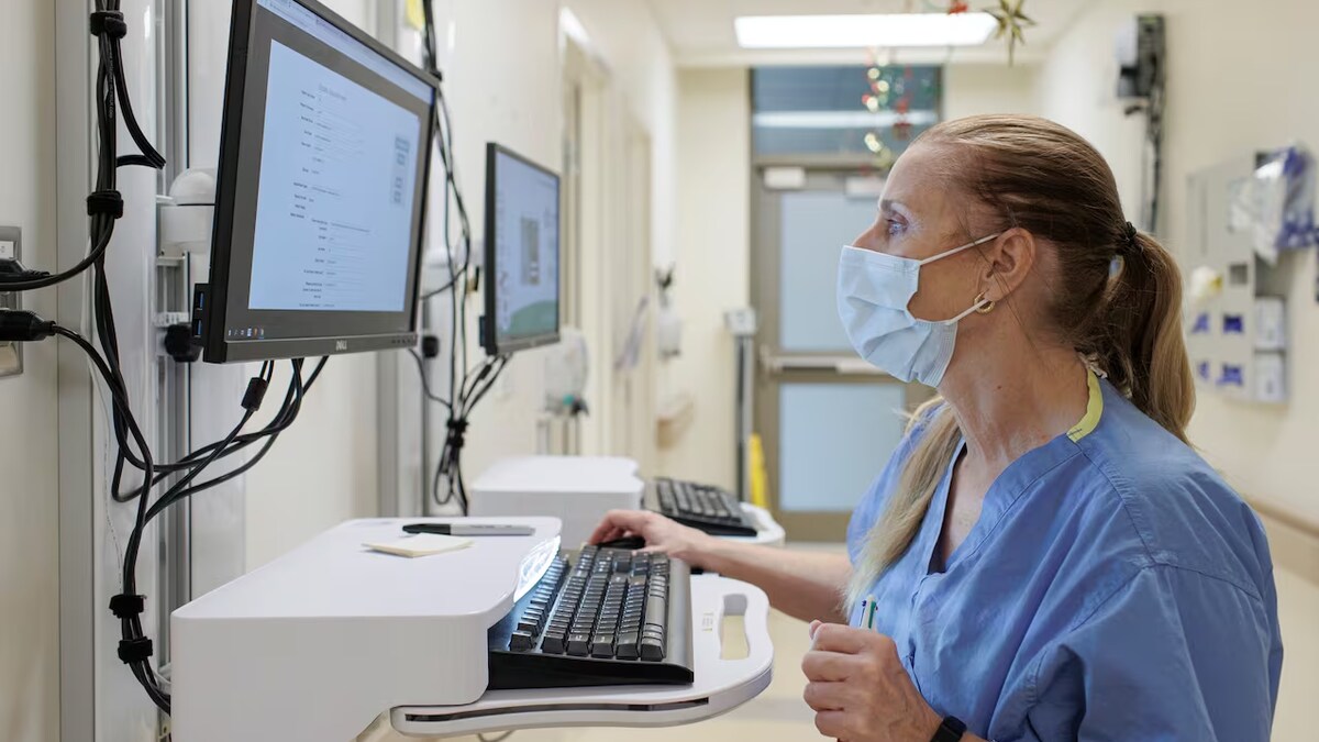 Une professionnelle de la santé consulte des données sur un ordinateur dans un hôpital.