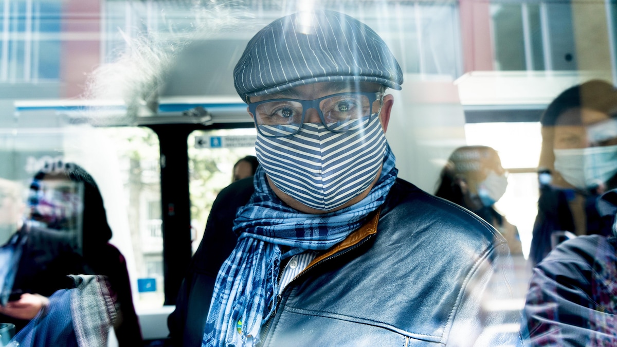 Horacio Arruda porte le masque et visite une clinique de dépistage mobile dans un autobus rénové de la STM, vendredi, lors d'un rare passage dans la métropole.