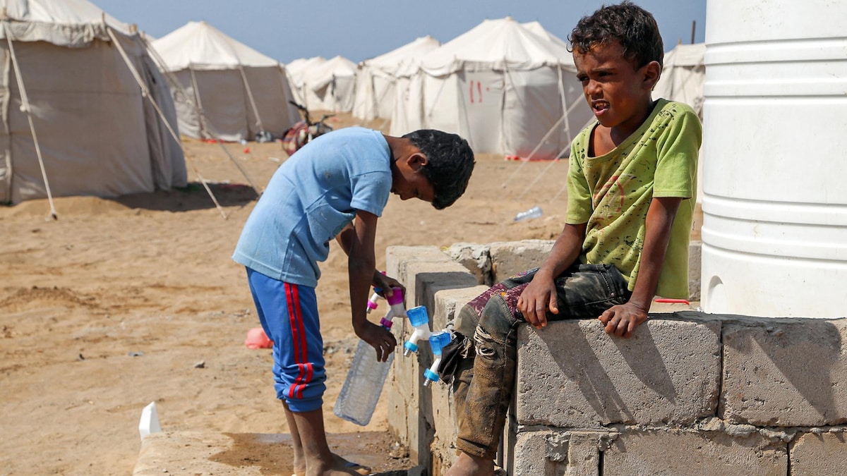 Deux enfants dans un camp de fortune.