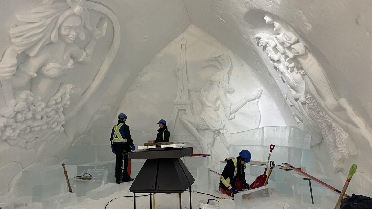 Trois travailleurs dans un des bars de glace.  