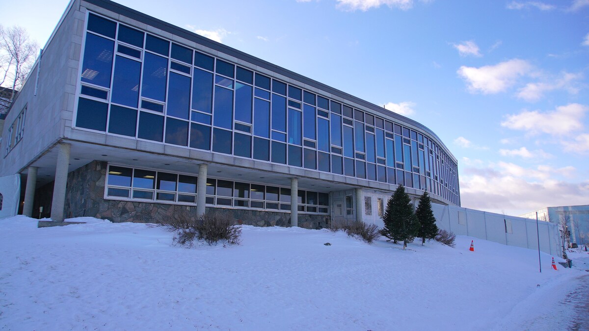 La façade de l'hôtel de ville de Baie-Comeau l'hiver.                            