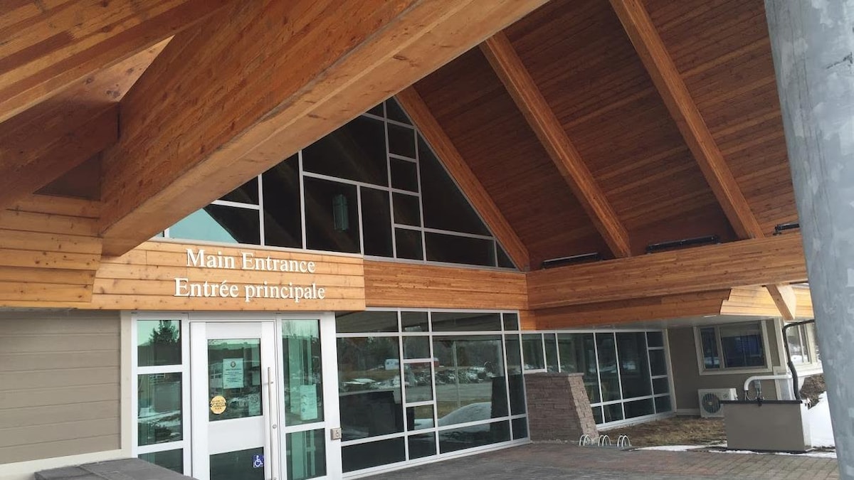 L'entrée de l'hôtel de ville est sous un toit fait en bois.