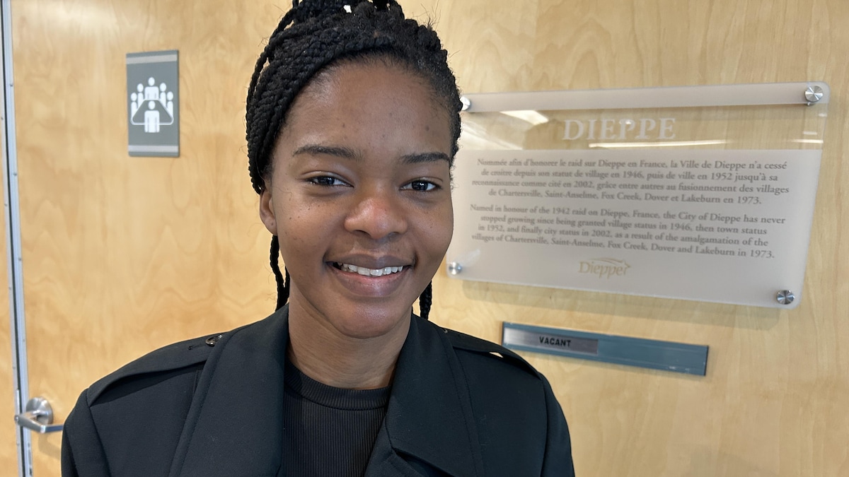 Une femme souriante.