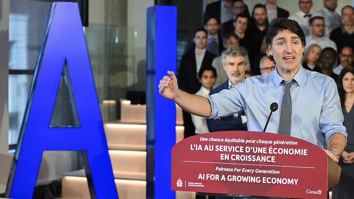 Justin Trudeau parle dans un micro lors d'une conférence de presse.