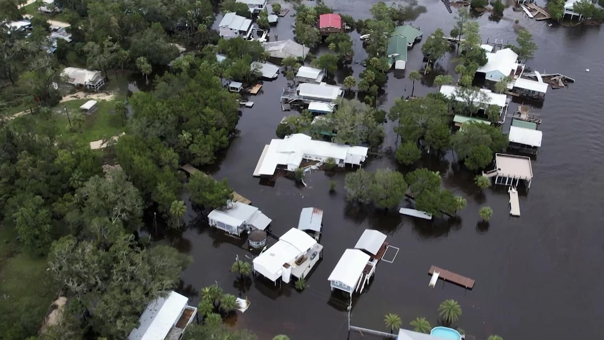 Des maisons entourées par les eaux.