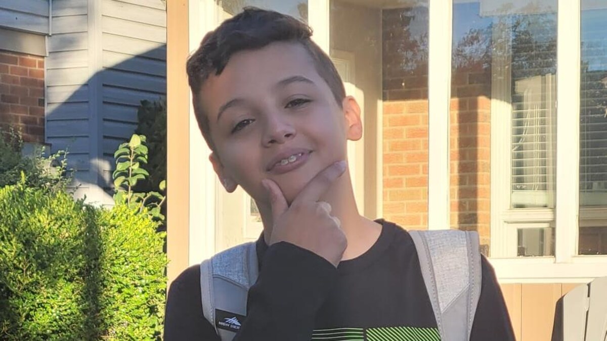  Ilian Marsaud devant une maison.