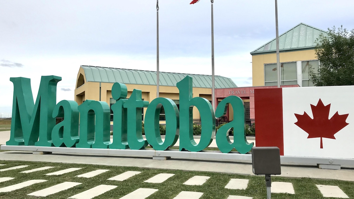 Le Manitoba est inscrit en toutes lettres sur une des routes de la province. 