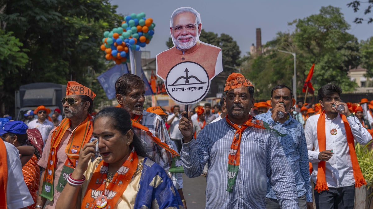 Des partisans du premier ministre indien Narendra Modi défilent dans les rues avec des affiches à son effigie.
