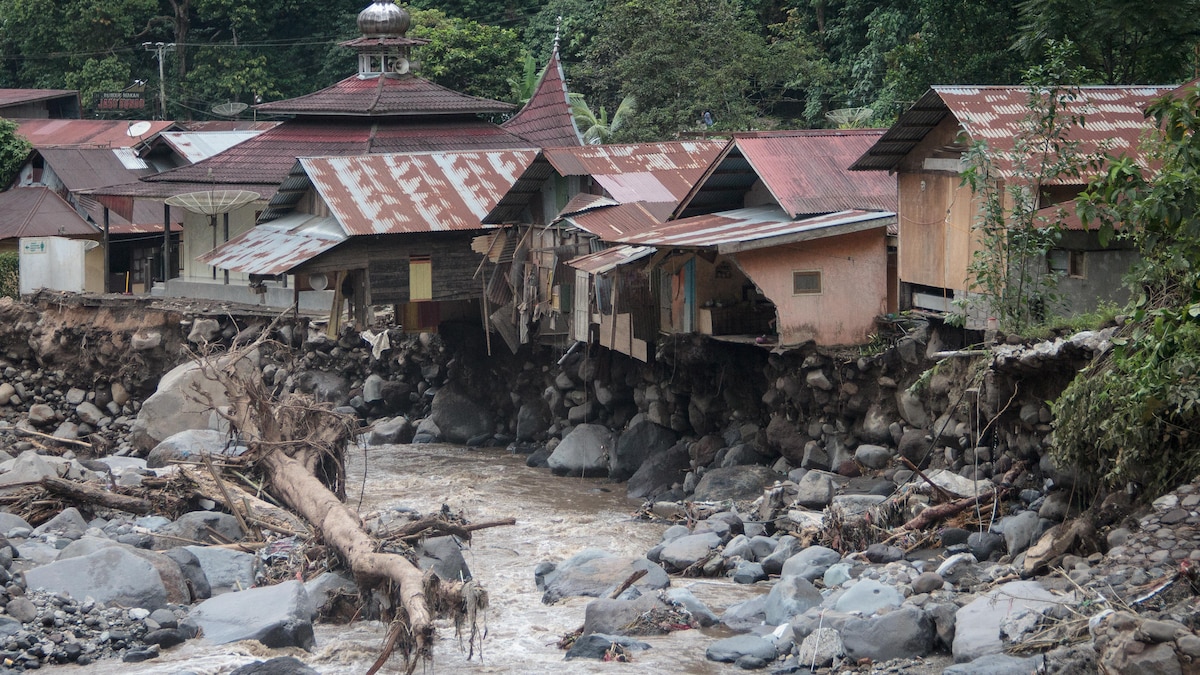 Des maisons situées près d'une rivière sont endommagées.