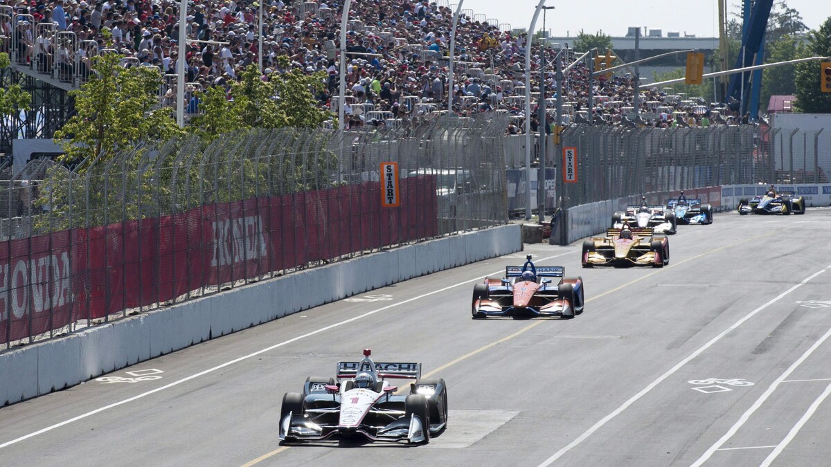 Des voitures de course sur un circuit de course automobile.