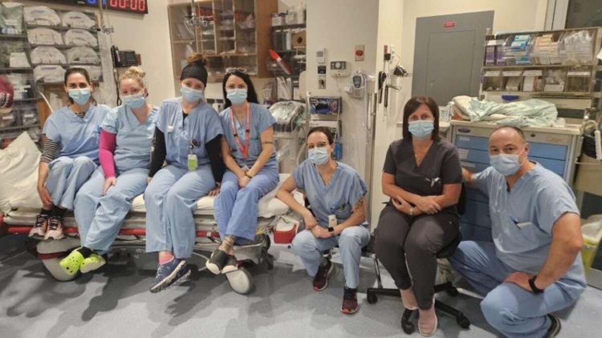 Les infirmières et infirmiers de l'urgence du centre hospitalier de Rimouski sont assis sur une civière. 