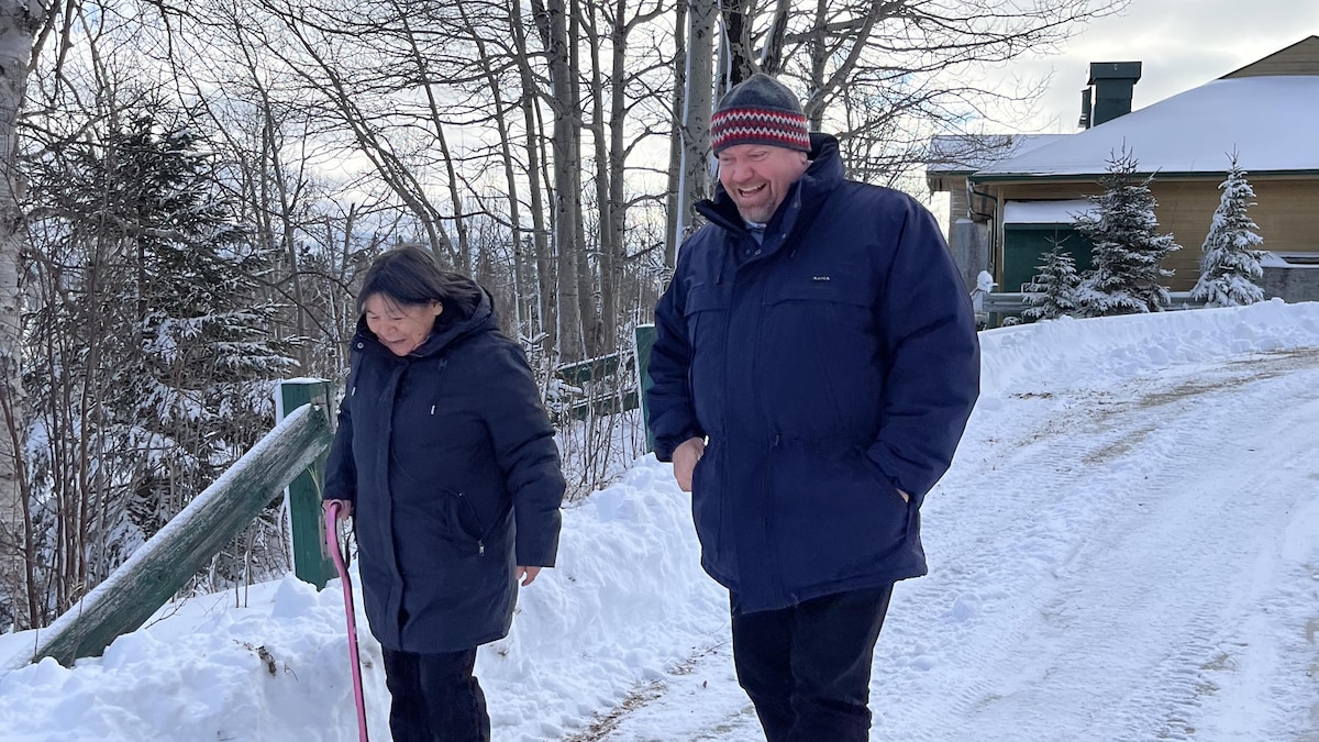 Marielle Vachon marche sur un chemin enneigé avec Ian Lafrenière.