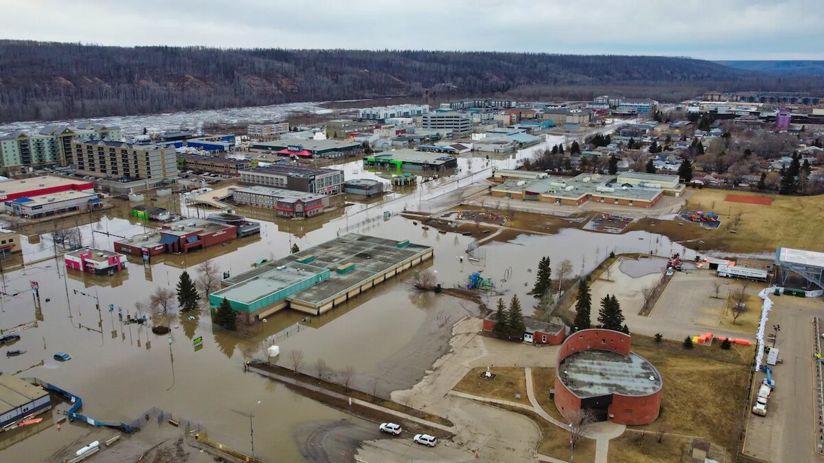 Prises de vue par drone de l'inondation de Fort McMurray, le 30 avril 2020.