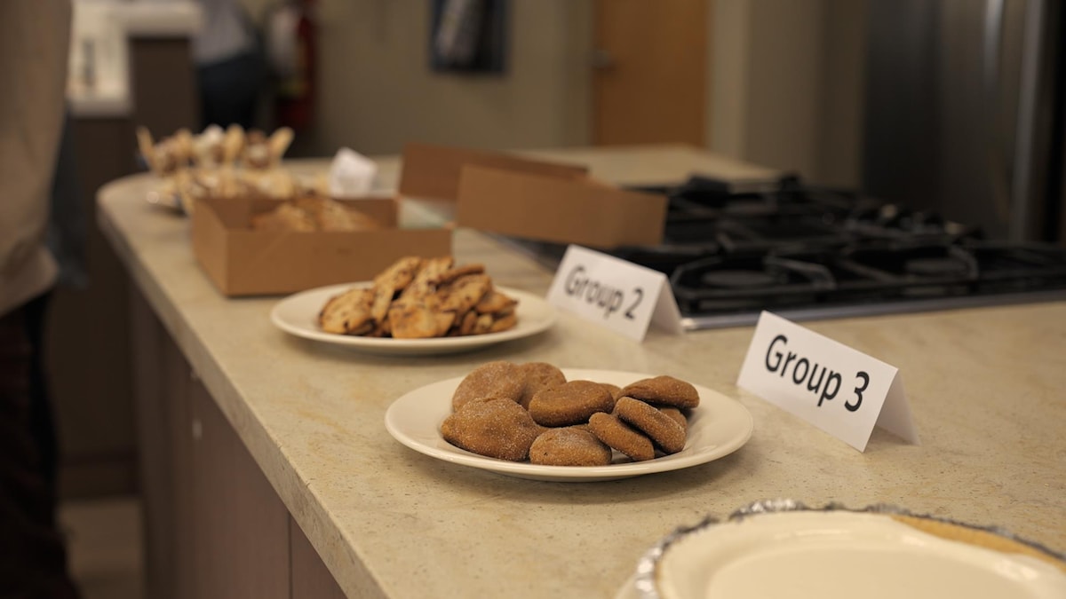 Les plats des étudiants sont disposés sur une table avant d'être présentés au jury.