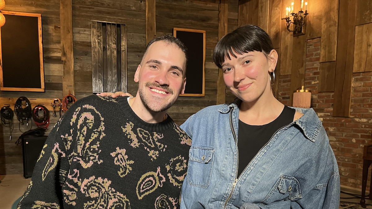 Deux personnes sourient.