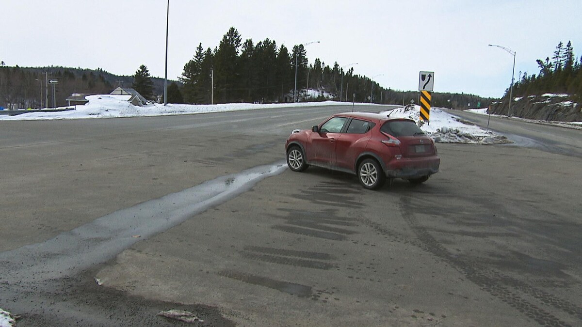 Une voiture à une intersection.