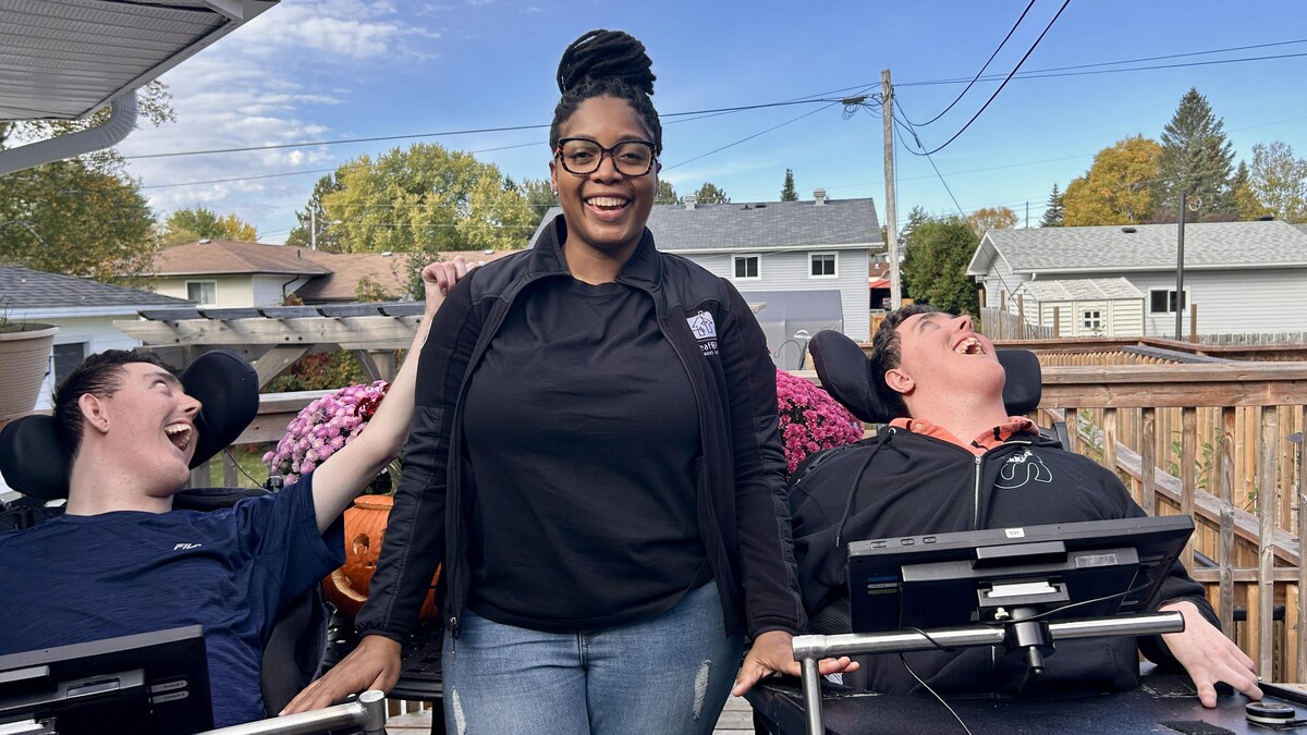 Photo de Joni Spence-Kisson aide des personnes sourdes-aveugles dans leur vie quotidienne.
