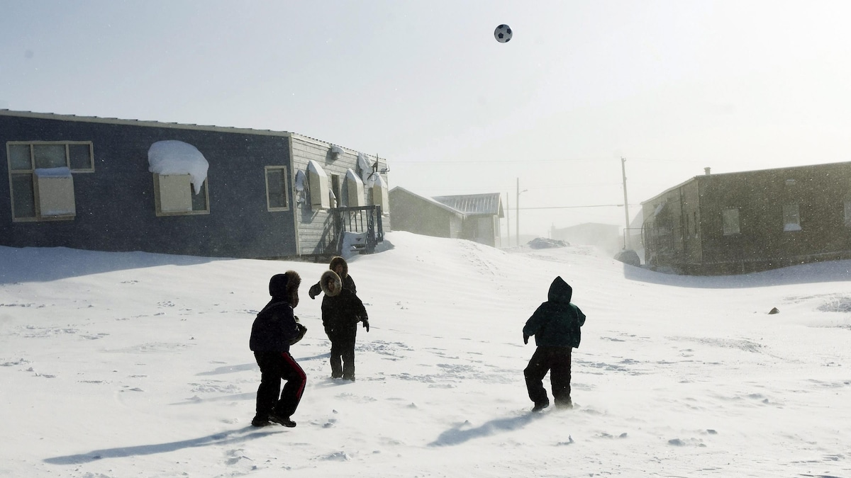 Des enfants jouent au soccer dans la neige dans la petite ville de Baker Lake, au Nunavut.