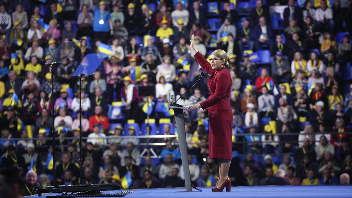 Ioulia Timochenko est sur une scène et salue la foule nombreuse.