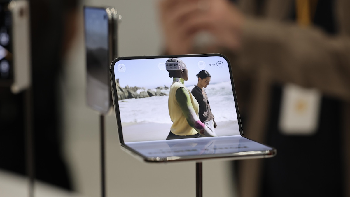 L’iPhone Duo : les gens se moquent du nouveau téléphone pliable