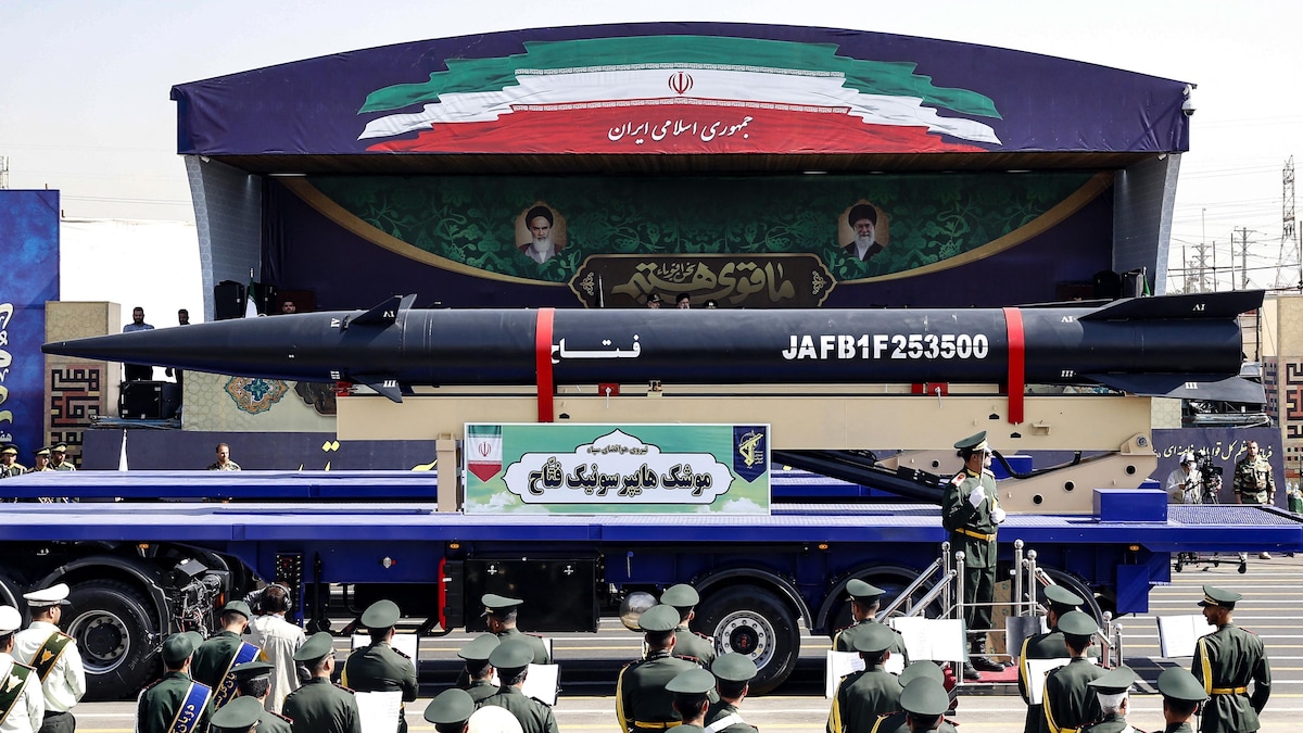 Une missile sur un camion devant des policiers iraniens. 