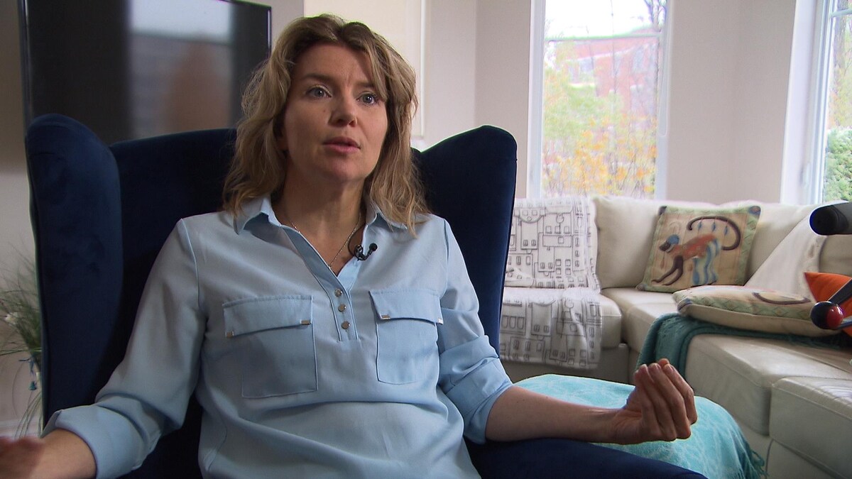 Isabelle Desmarais est assise dans un fauteuil. 