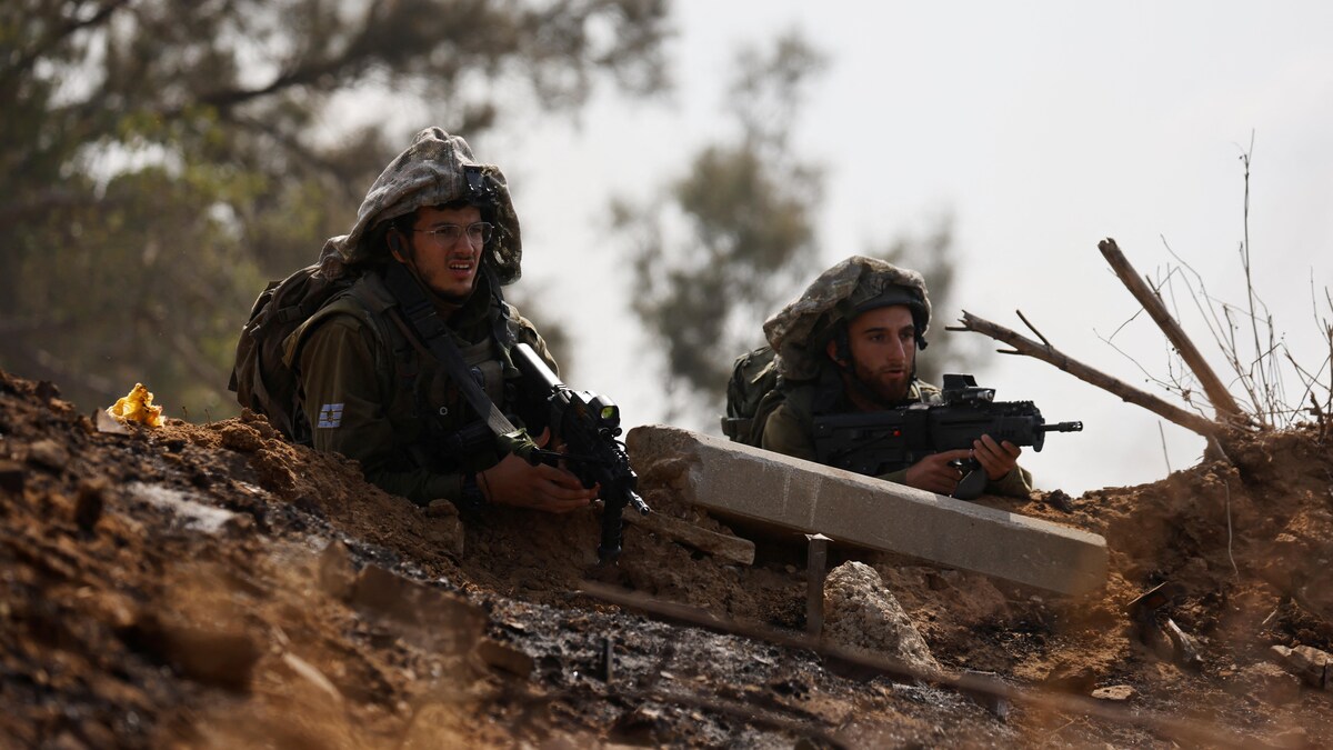 Deux soldats couchés par terre pointent leurs armes.